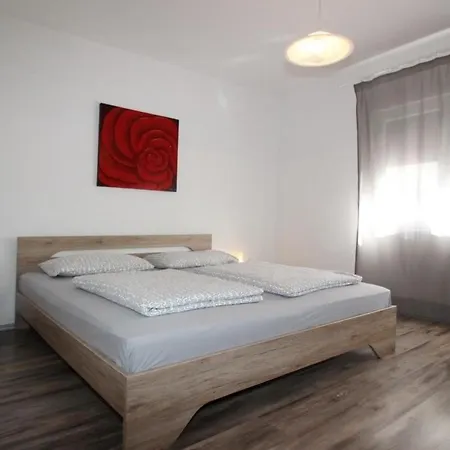 Apartment In Mit Eigener Terrasse Baska (Krk)