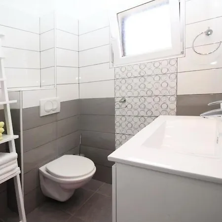 Apartment In Mit Eigener Terrasse Baska (Krk)