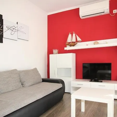 In Mit Eigener Terrasse Apartment Baska (Krk)